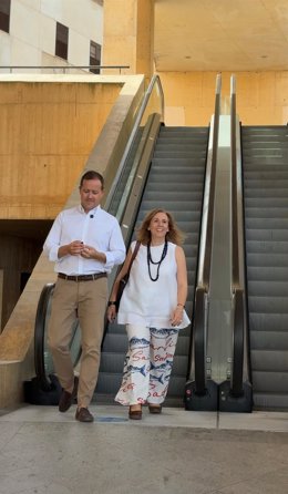 El alcalde, Carlos Velázquez, y la concejala de Obras, Loreto Molina.