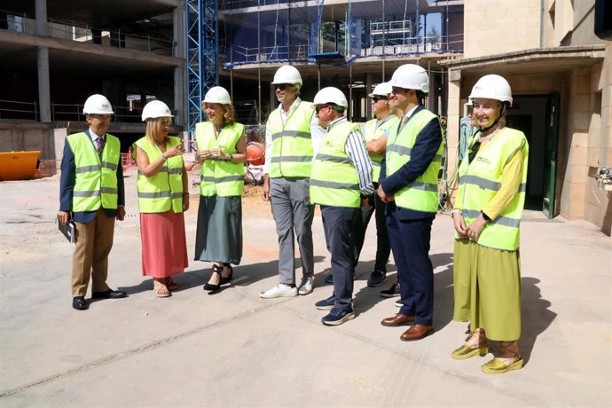 Pardo, en el centro, en la visita al CIFP La Merced de Soria.