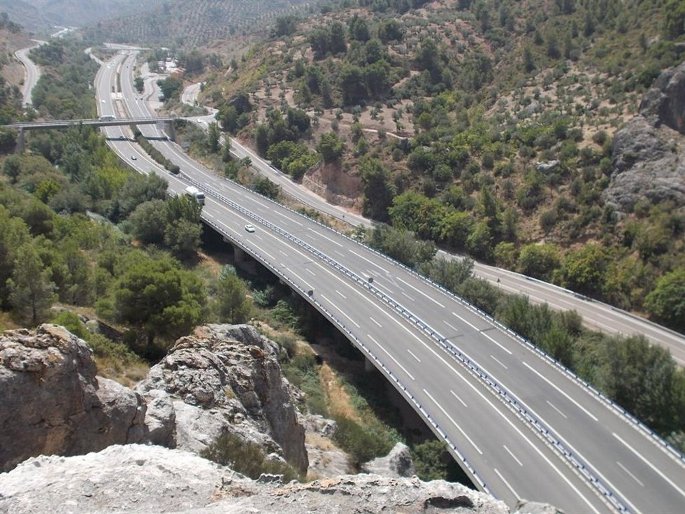 Archivo - Vista área de la autovía A-44 a su paso por la provincia de Jaén.
