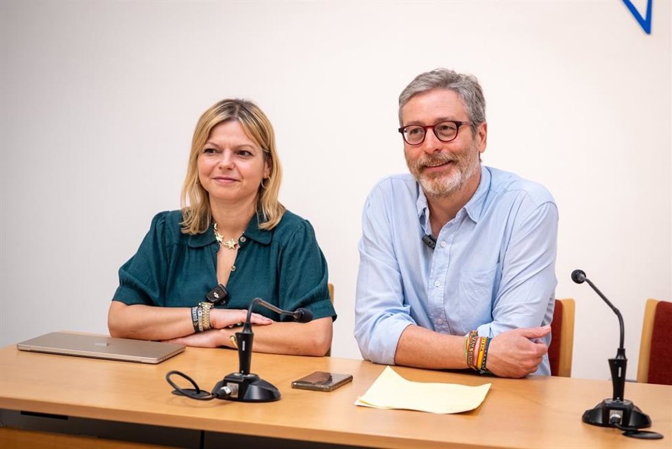 La portavoz municipal de Vox Avilés, Arancha Martínez, y el diputado Javier Jové.