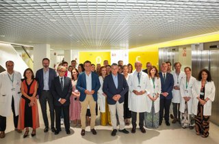 El vicepresidente primero y consejero de Presidencia, Sanidad y Emergencias, Antonio Sanz (7d), visita las obras de ampliación del Hospital Universitario Reina Sofía de Córdoba. A 21 de julio de 2026 en Córdoba (Andalucía, España).