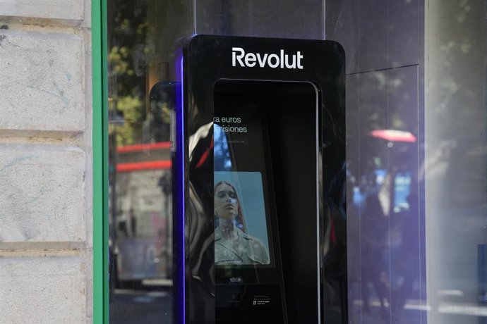 Archivo - Un cajero de Revolut, a 10 de octubre de 2025, en Barcelona, Cataluña (España). 