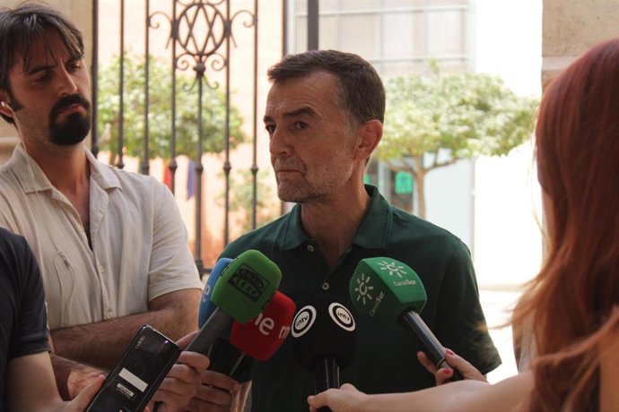 El coordinador federal de Izquierda Unida y portavoz del Grupo Parlamentario Por Andalucía, Antonio Maíllo, atiende a los medios ante la sede del Gobierno andaluz en Almería.