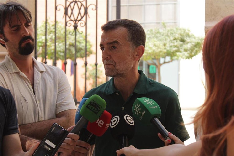El coordinador federal de Izquierda Unida y portavoz del Grupo Parlamentario Por Andalucía, Antonio Maíllo, atiende a los medios ante la sede del Gobierno andaluz en Almería.