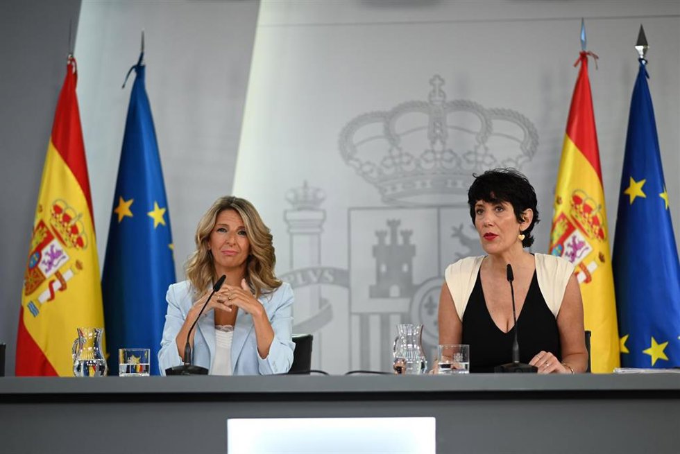 La vicepresidenta segunda y ministra de Trabajo y Economía Social, Yolanda Díaz, y la ministra de Inclusión, Seguridad Social y Migraciones y portavoz del Gobierno, Elma Saiz, durante una rueda de prensa posterior al Consejo de Ministros.