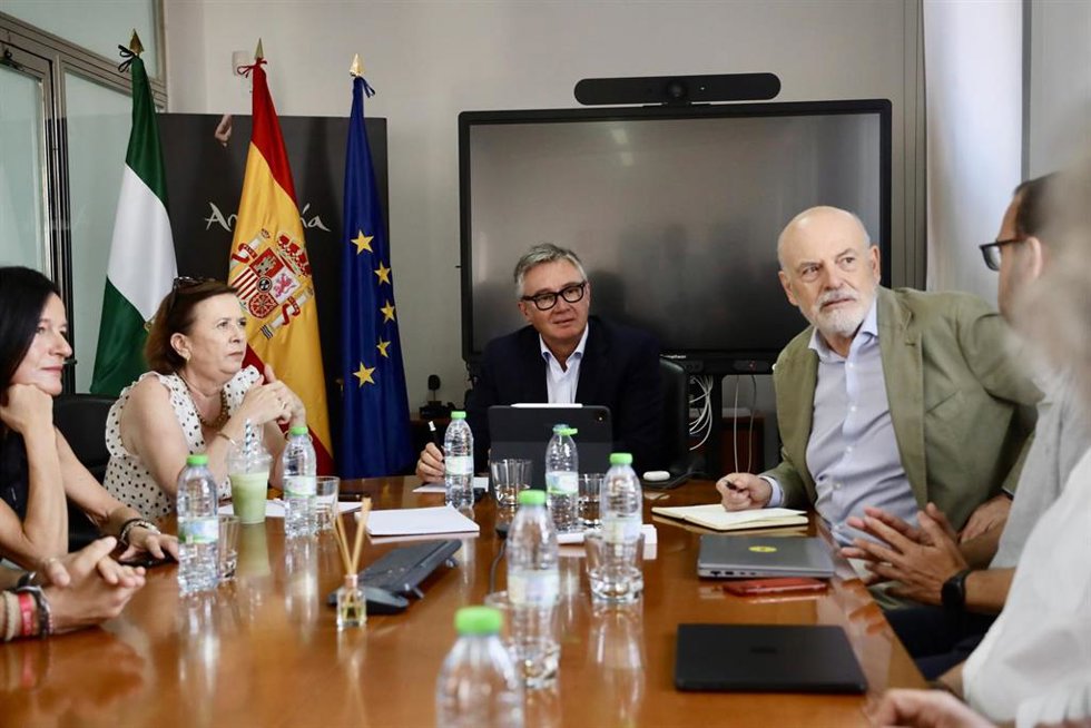 El vicepresidente segundo y consejero de Turismo, Justicia, Desregulación y Administración local, Manuel Gavira (c), junto al viceconsejero de Turismo y Justicia, Rafael Sánchez Saus (2d), mantiene una reunión de trabajo durante una visita institucional a