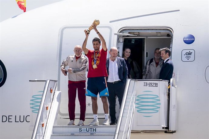 El capitán de la selección española, Rodri, y el seleccionador, Luis de la Fuente, a su llegada al aeropuerto de Madrid-Barajas, a 20 de julio de 2026, en Madrid 