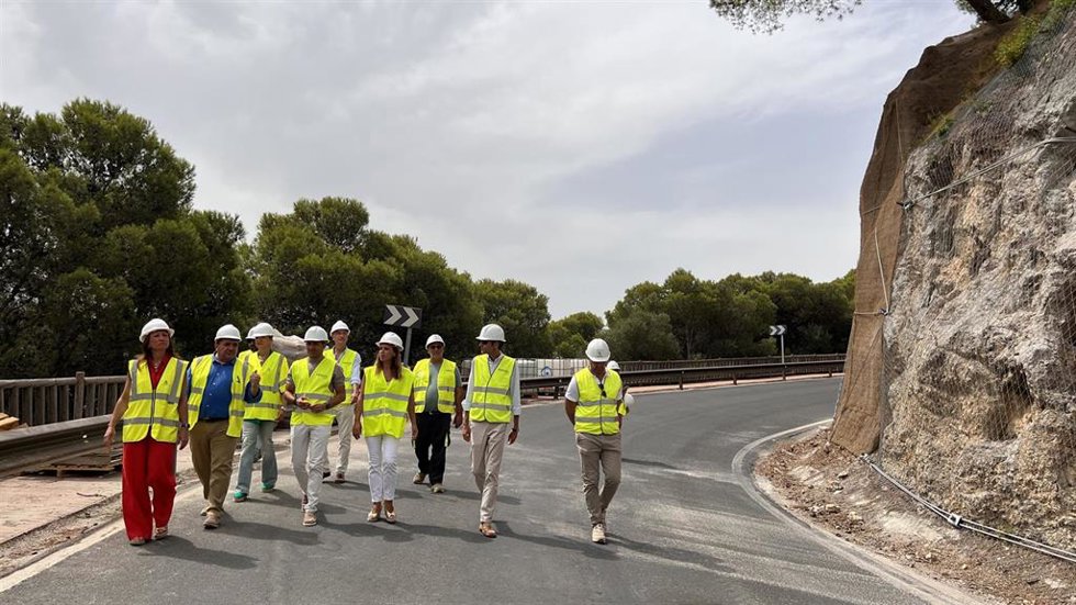 La delegada del Gobierno andaluz, Patricia Navarro, junto con el alcalde de Casares, Juan Luis Villalón, y la delegada territorial de Fomento, Articulación del Territorio y Vivienda, María Rosa Morales,