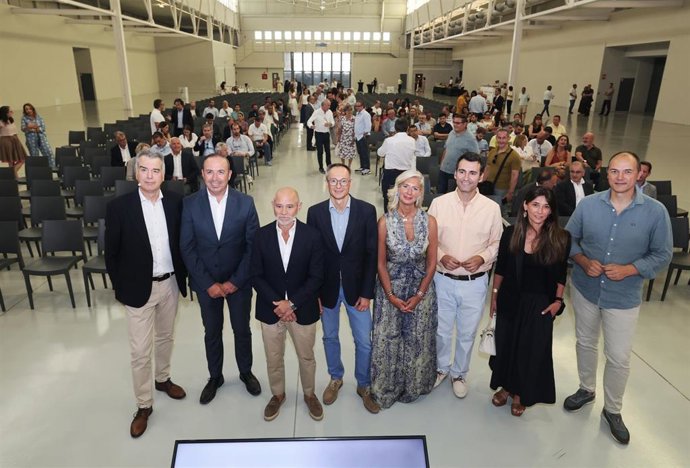 El director general de Feria de Valladolid, Alberto Alonso; el presidente del Comité Ejecutivo de la entidad, Víctor Caramanzana, durante la puesta de largo del renovado pabellón 3