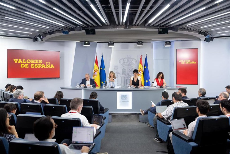 (I-D) El ministro e Industria y Turismo, Jordi Hereu; la vicepresidenta segunda y ministra de Trabajo y Economía Social, Yolanda Díaz; la ministra de Inclusión, Seguridad Social y Migraciones y portavoz del Gobierno, Elma Saiz, y la ministra de Sanidad, M