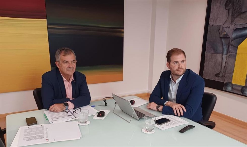 El consejero de Medio Ambiente, Industria, Universidades, Investigación y Mar Menor, Juan María Vázquez, y el director general de Industria, Energía y Minas, Federico Miralles, durante  la Conferencia Sectorial