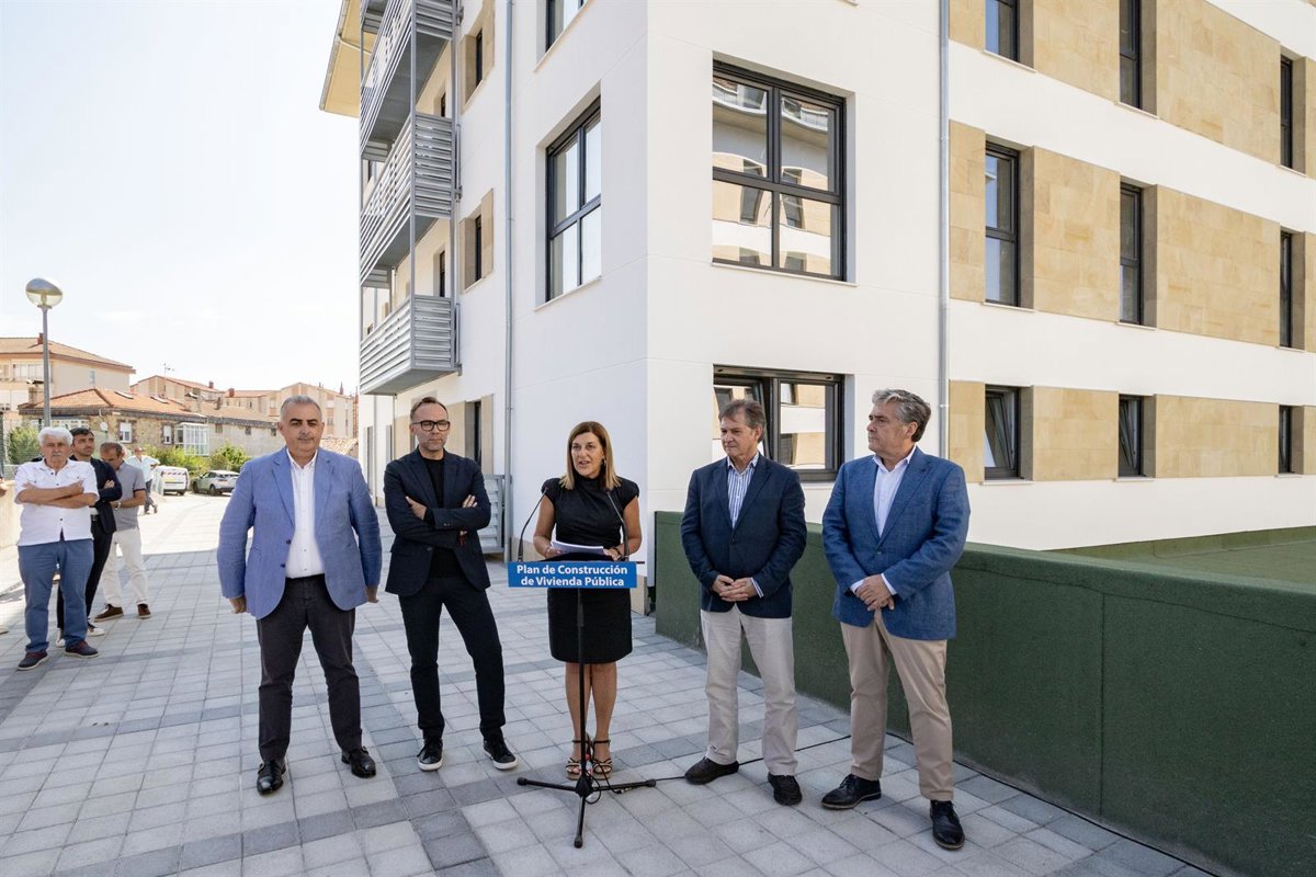 Buruaga inaugura las 19 viviendas protegidas de alquiler asequible construidas por el Gobierno en Reinosa