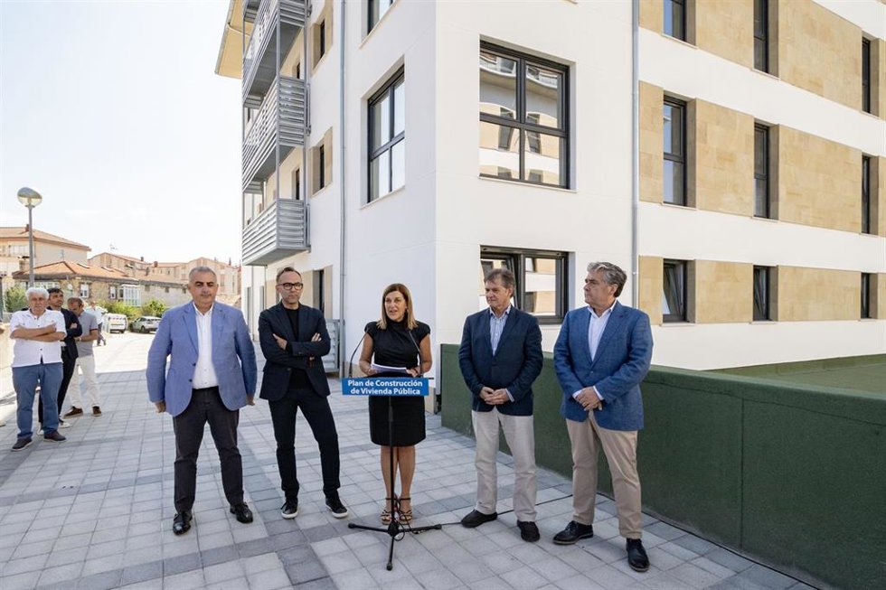 La presidenta de Cantabria, María José Saénz de Buruaga, inaugura las 19 viviendas protegidas de alquiler asequible construidas por el Gobierno en Reinosa