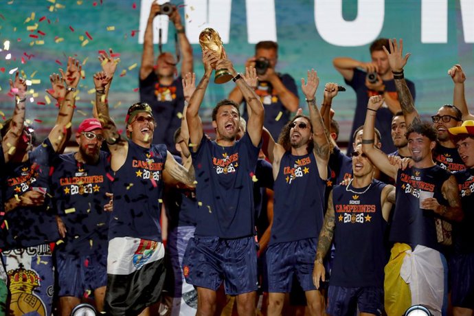 20 de julho de 2026, Madri, Madri, Espanha: O capitão da seleção espanhola, RODRI HERNANDEZ, realiza o ritual cerimonial de preparação no palco principal da Plaza de Cibeles, animando seus companheiros de equipe e milhares de torcedores entusiasmados ante