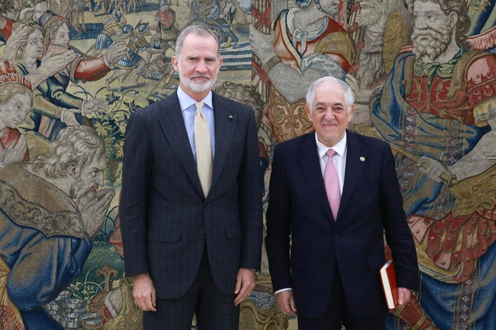 El rey Felipe VI y el presidente del Tribunal Constitucional, Cándido Conde-Pumpido, durante la entrega de la memoria del TC en 2025, a 21 de julio de 2027, en Madrid (España)