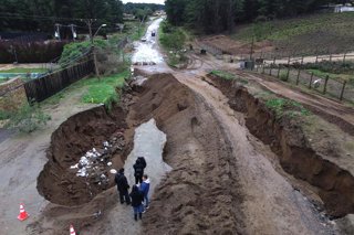 Renaca, 20 de julio 2026  Socavon afecta a vecinos del sector residencial de Los Pinos, en Renaca, durante el paso del sistema frontal Manuel Lema/Aton Chile