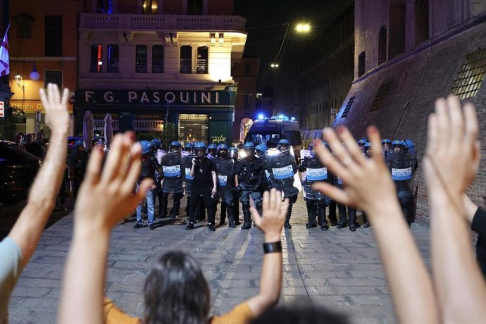 Enfrentamientos en la ciudad de Bolonia entre activistas y las fuerzas del orden tras la concentración en memoria de Fakir