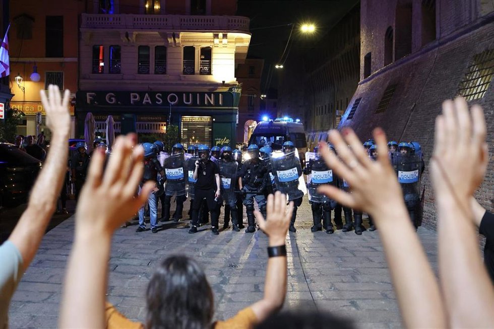 Enfrentamientos en la ciudad de Bolonia entre activistas y las fuerzas del orden tras la concentración en memoria de Fakir