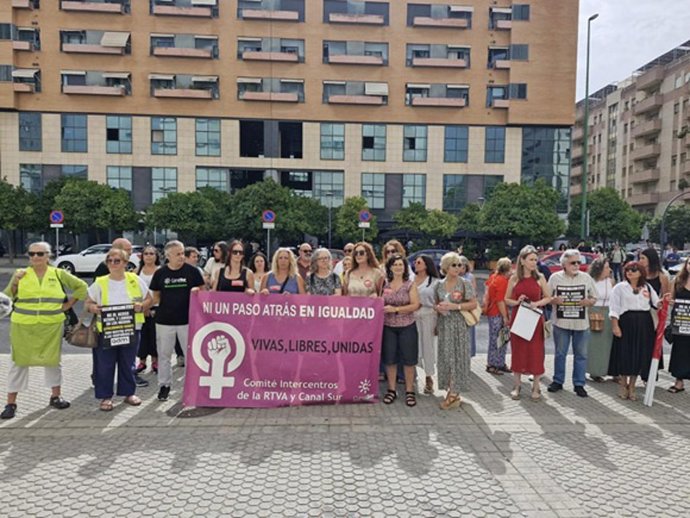 UGT-A apoya a la reportera de ADM que denunció presunto acoso en la concentración en los Juzgados de Violencia sobre la Mujer (Sevilla).