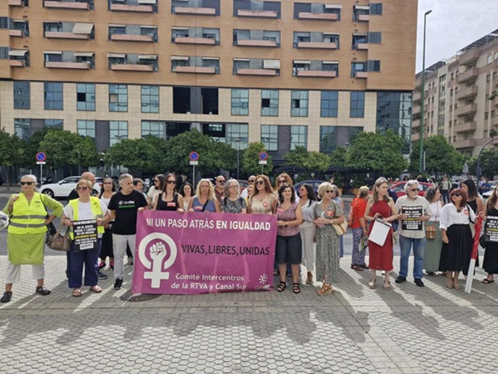 UGT-A apoya a la reportera de ADM que denunció presunto acoso en la concentración en los Juzgados de Violencia sobre la Mujer (Sevilla).