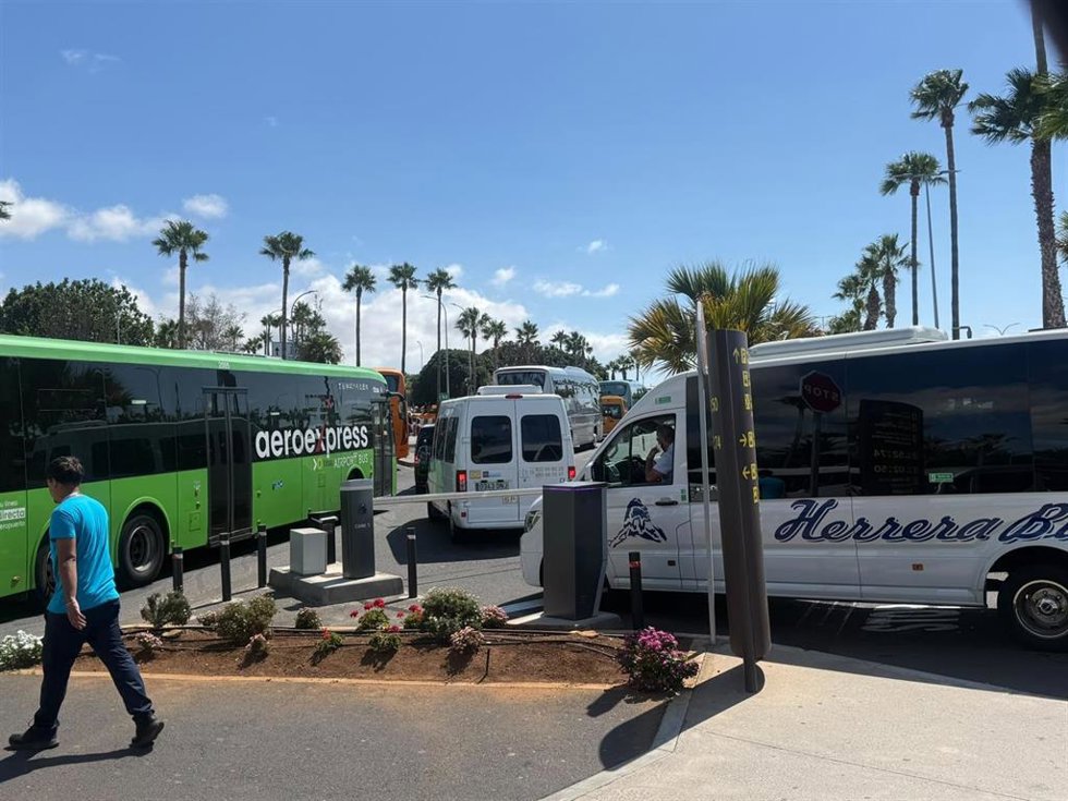 Congestión de guaguas en la zona de recogida de pasajeros del aeropuerto Tenerife Sur