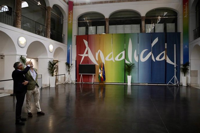 El vicepresidente y consejero de Turismo, Justicia, Desregulación y Administración local, Manuel Gavira (i), y el viceconsejero Rafael Sánchez Saus (d), visitan la Empresa Pública para la Gestión del Turismo y del Deporte de Andalucía. (Foto de archivo).