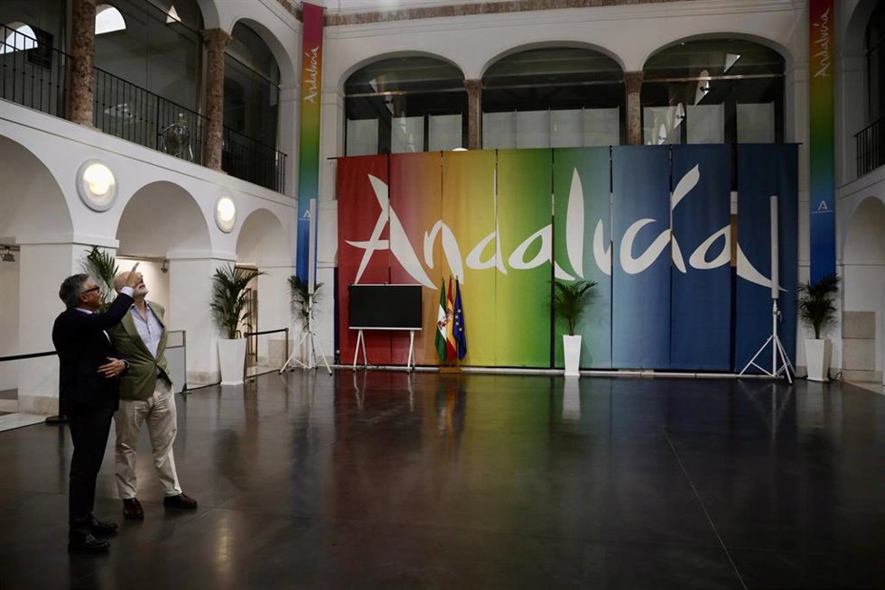 El vicepresidente y consejero de Turismo, Justicia, Desregulación y Administración local, Manuel Gavira (i), y el viceconsejero Rafael Sánchez Saus (d), visitan la Empresa Pública para la Gestión del Turismo y del Deporte de Andalucía. (Foto de archivo).