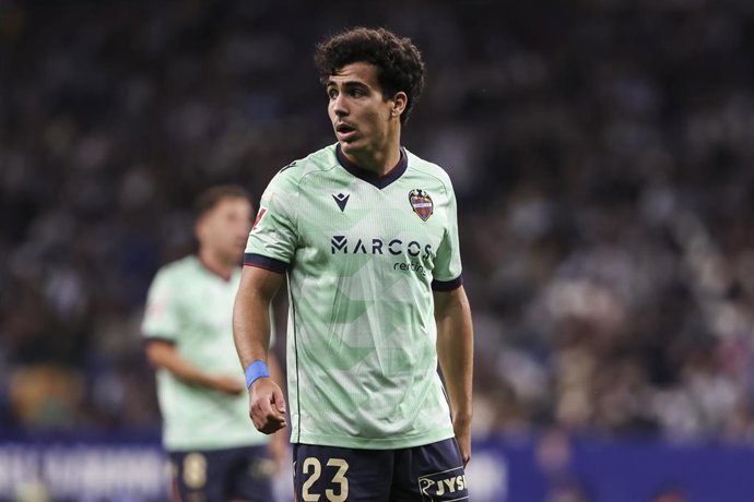 Archivo - El lateral izquierdo Manu Sánchez en el partido del Levante-Espanyol de LaLiga EA Sports.