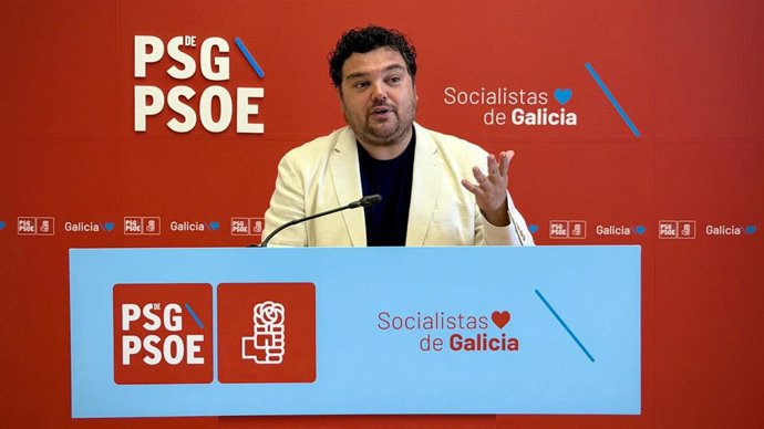 El portavoz de Sanidade del Grupo Socialista en el Parlamento de Galicia, Julio Torrado, en rueda de prensa