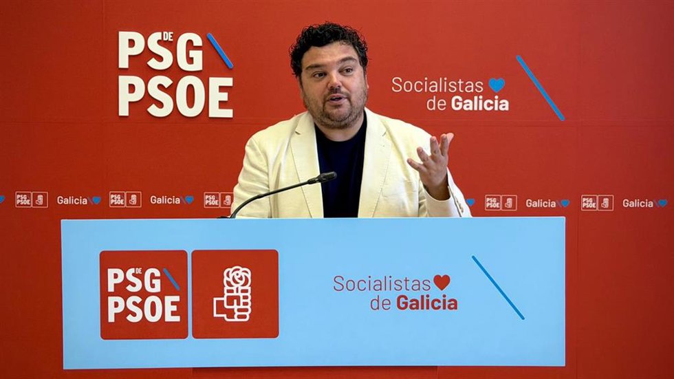 El portavoz de Sanidade del Grupo Socialista en el Parlamento de Galicia, Julio Torrado, en rueda de prensa
