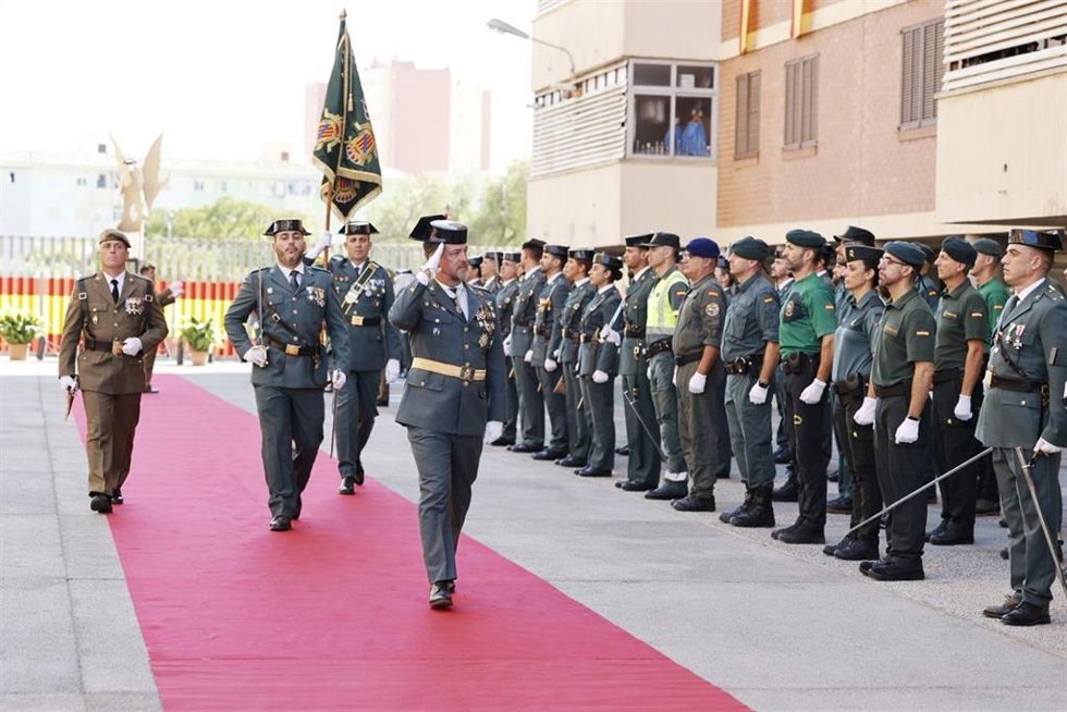 Archivo - El coronel jefe de la Guardia Civil en Baleares, Alejandro Hernández Mosquera, pasando revista durante la celebración de la patrona 2023 en la Comandancia.