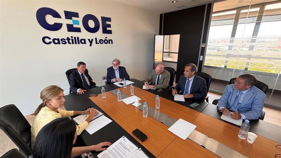 Reunión de la Junta Directiva de CEOE Castilla y León con la presencia del consejero de Economía y Hacienda, Carlos Fernández Carriedo.