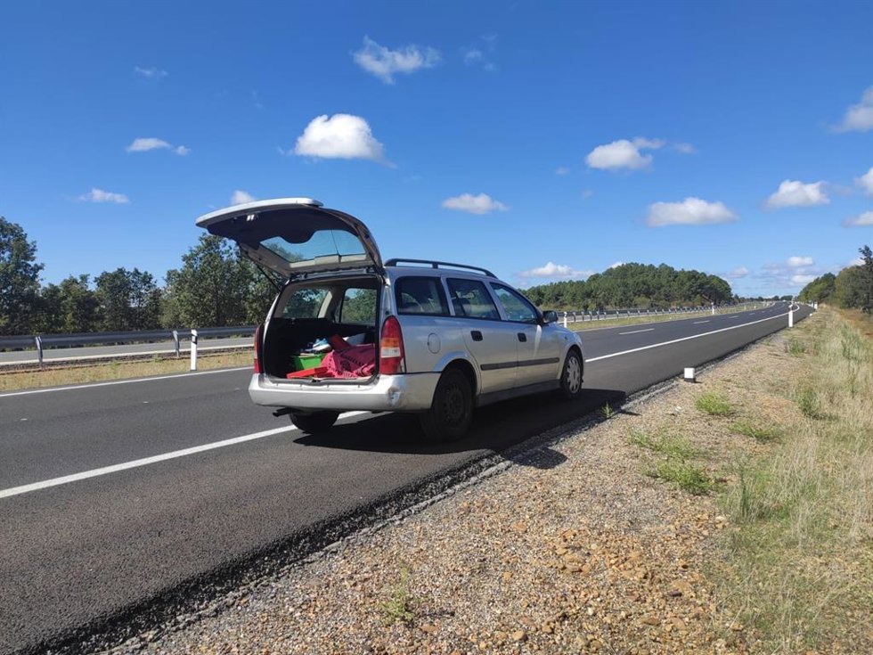 Archivo - Coche averiado en el arcén de una autopista como imagen de recurso