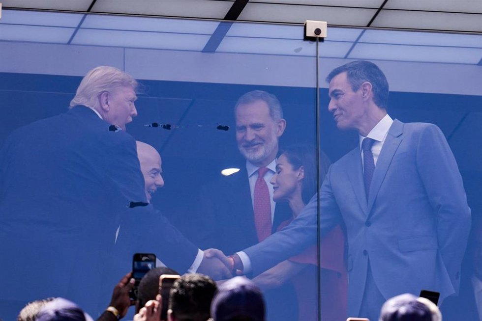 Saludo entre el presidente de EEUU, Donald Trump, y el de España, Pedro Sánchez, en la final del Mundial de fútbol