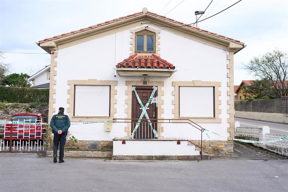 Archivo - Agentes de la Guardia Civil en las inmediaciones de la vivienda del doble crimen de Hinojedo