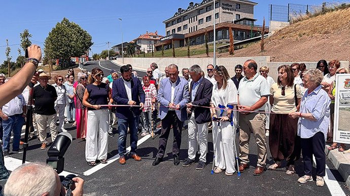 El consejero de Fomento, Roberto Media, en la inauguración de la remodelación de un vial en Nestares