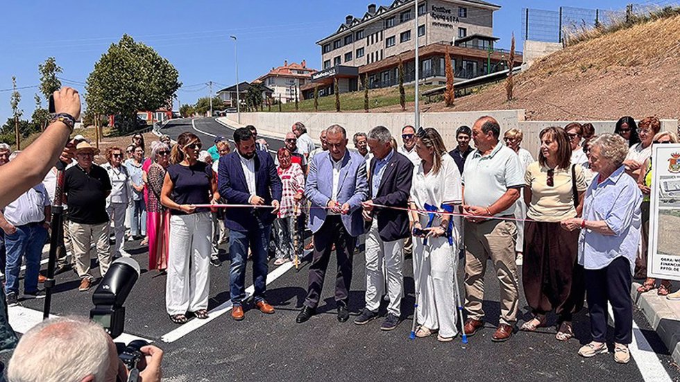 El consejero de Fomento, Roberto Media, en la inauguración de la remodelación de un vial en Nestares