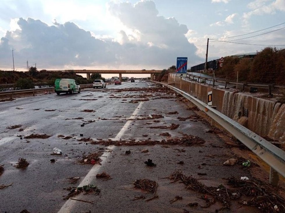 Archivo - Imagen de archivo de una carretera afectada por las lluvias en Balanegra (Almería).