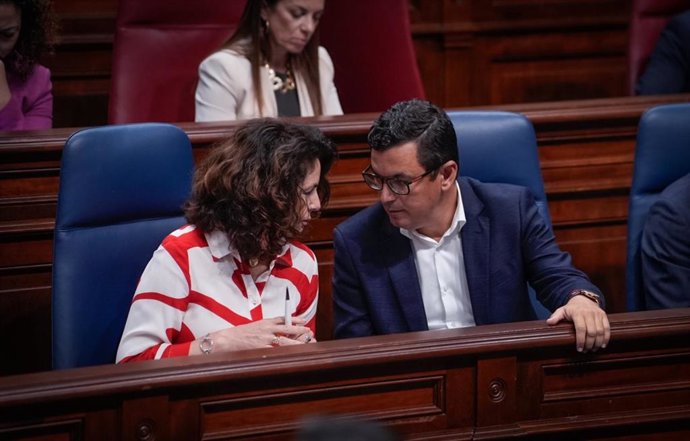 Archivo - El consejero de Obras Públicas, Vivienda y Movilidad del Gobierno de Canarias, Pablo Rodríguez, junto a la consejera de Hacienda, Matilde Asián