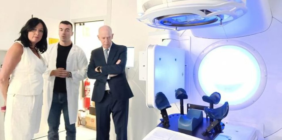 Visita del consejero de Sanidad, Ángel Sanz, y de la alcaldesa de Huesca, Lorena Orduna, a la Unidad de Oncología Radioterápica del Hospital Sasn Jorge de Huesca.