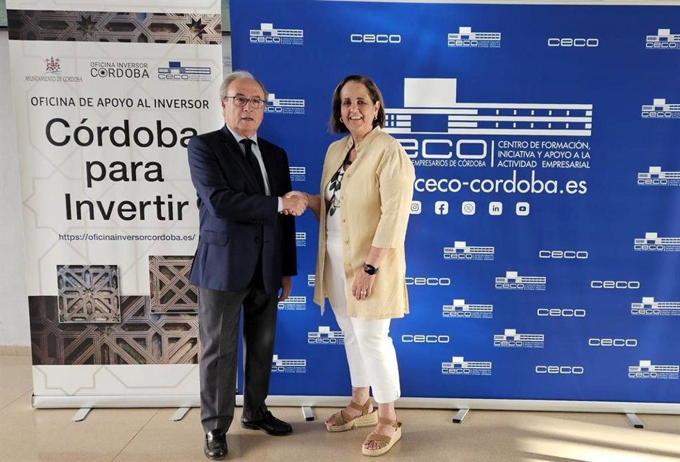 La presidenta del Instituto Municipal de Desarrollo Económico y Empleo de Córdoba (Imdeec), Blanca Torrent, y el presidente de la Confederación de Empresarios de Córdoba (CECO), Antonio Díaz, formalizan un nuevo convenio de colaboración para 2026.