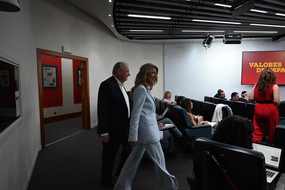 El ministro e Industria y Turismo, Jordi Hereu, y la vicepresidenta segunda y ministra de Trabajo y Economía Social, Yolanda Díaz, a su llegada a una rueda de prensa posterior al Consejo de Ministros.