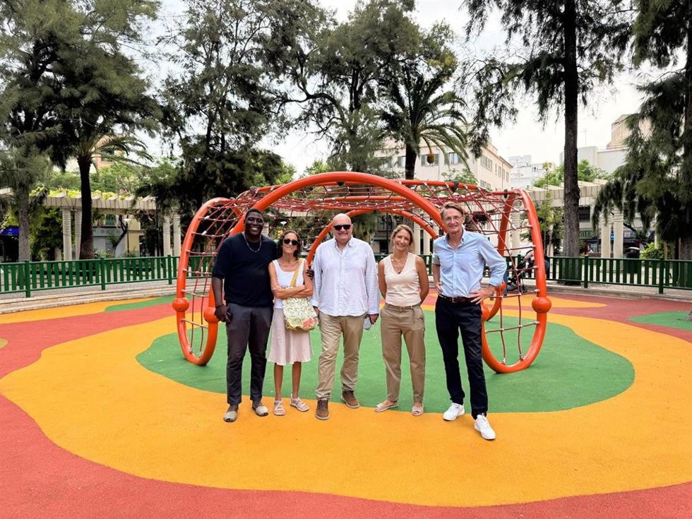 El parque infantil de la plaza Francesc García i Orell reabre tras renovar los juegos y el pavimento.