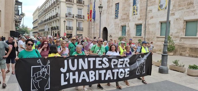 Una concentración y una cadena humana denuncian que los Presupuestos de la Generalitat son "antisociales"