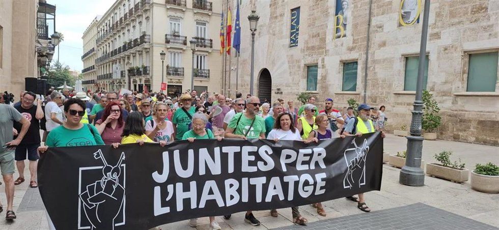 Una concentración y una cadena humana denuncian que los Presupuestos de la Generalitat son "antisociales"