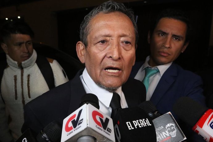 Perú.- JNE convoca a Absalón Vásquez para que asuma como senador en reemplazo de López Aliaga