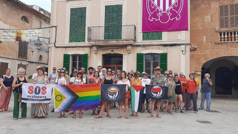 Concentración en Santa Maria del Camí contra las agresiones LGTBI-fóbicas.