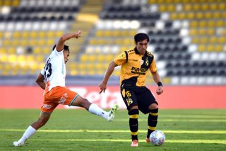 Futbol, Coquimbo Unido vs Cobresal Fecha 8, Liga de primera 2026. El jugador de Coquimbo Unido Juan Cornejo, derecha, disputa el balon contra Benjamin Valenzuela de Cobresal durante un partido de la liga de primera disputado en el estadio Francisco