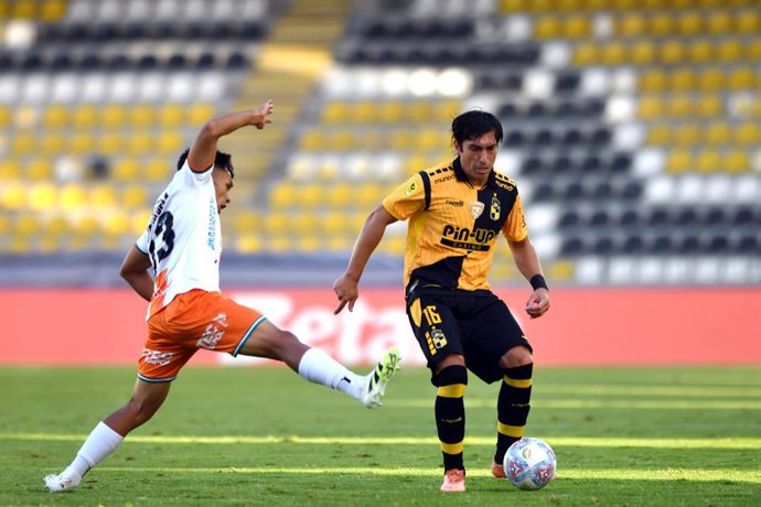 Futbol, Coquimbo Unido vs Cobresal Fecha 8, Liga de primera 2026. El jugador de Coquimbo Unido Juan Cornejo, derecha, disputa el balon contra Benjamin Valenzuela de Cobresal durante un partido de la liga de primera disputado en el estadio Francisco