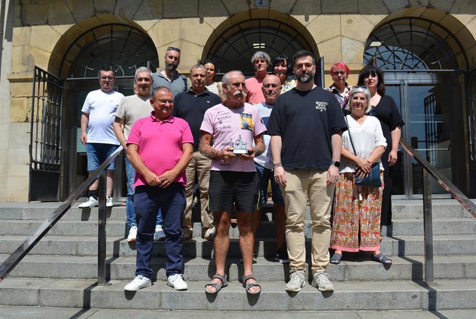 El alcalde de Sestao, Gorka Álvarez, junto al homenajeado, Juanjo Calvo, y la miembros de la corporación municipal.